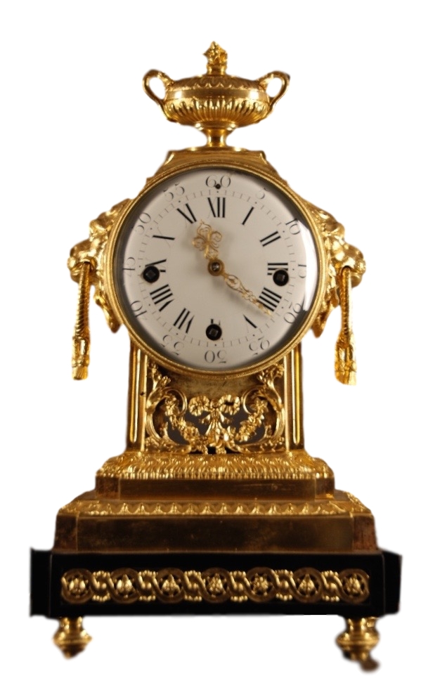 Bijzonder fraaie en volledig originele Louis Seize pendule op de achterplatine gesigneerd Le Roy Nantes, ca. 1780. Het 8 daagse uurwerk is uitgerust met een Petit Sonnerie slagwerk op 3 zilveren bellen.